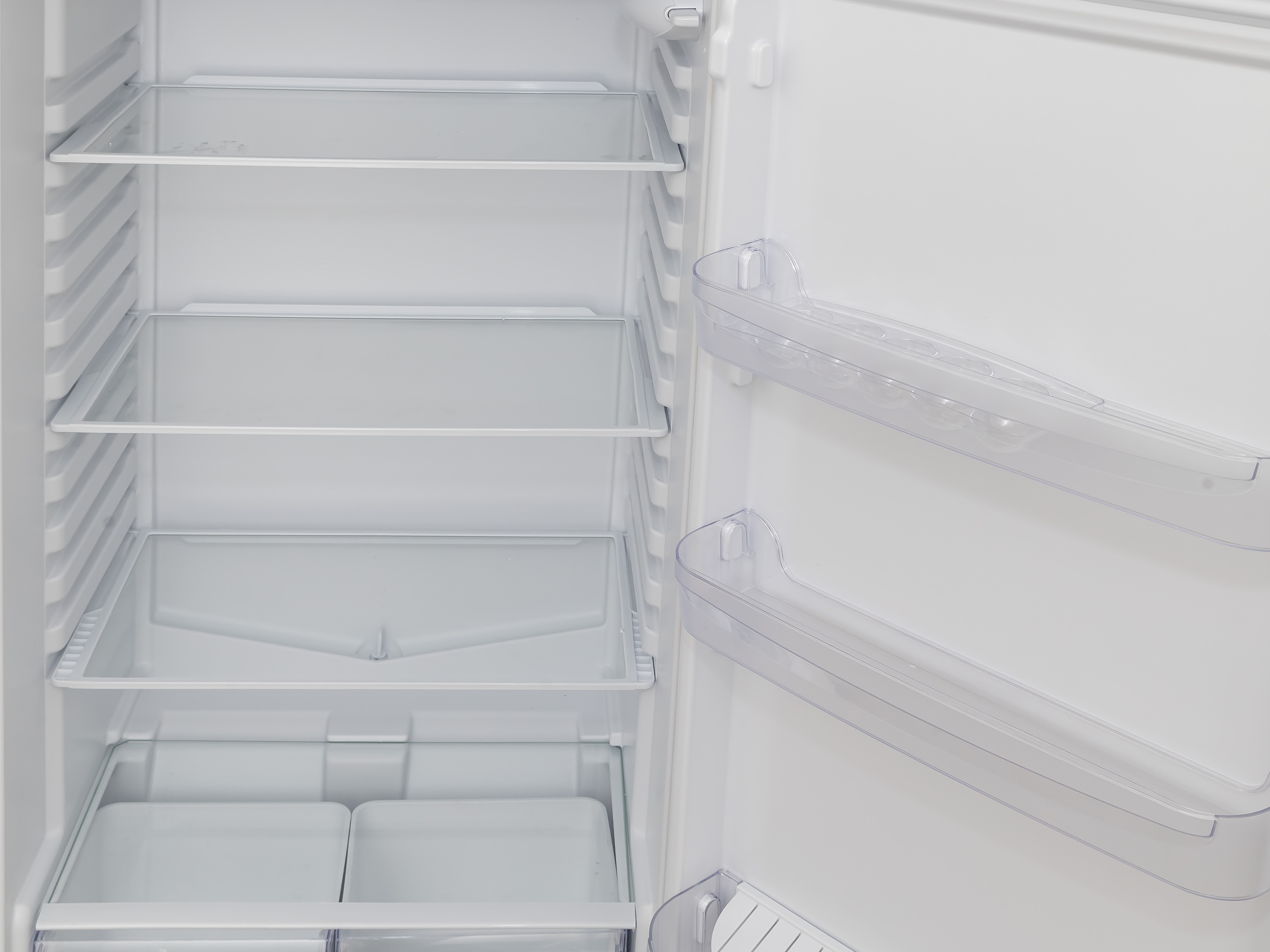 Холодильник с верхней морозильной камерой Indesit TIA 16 E