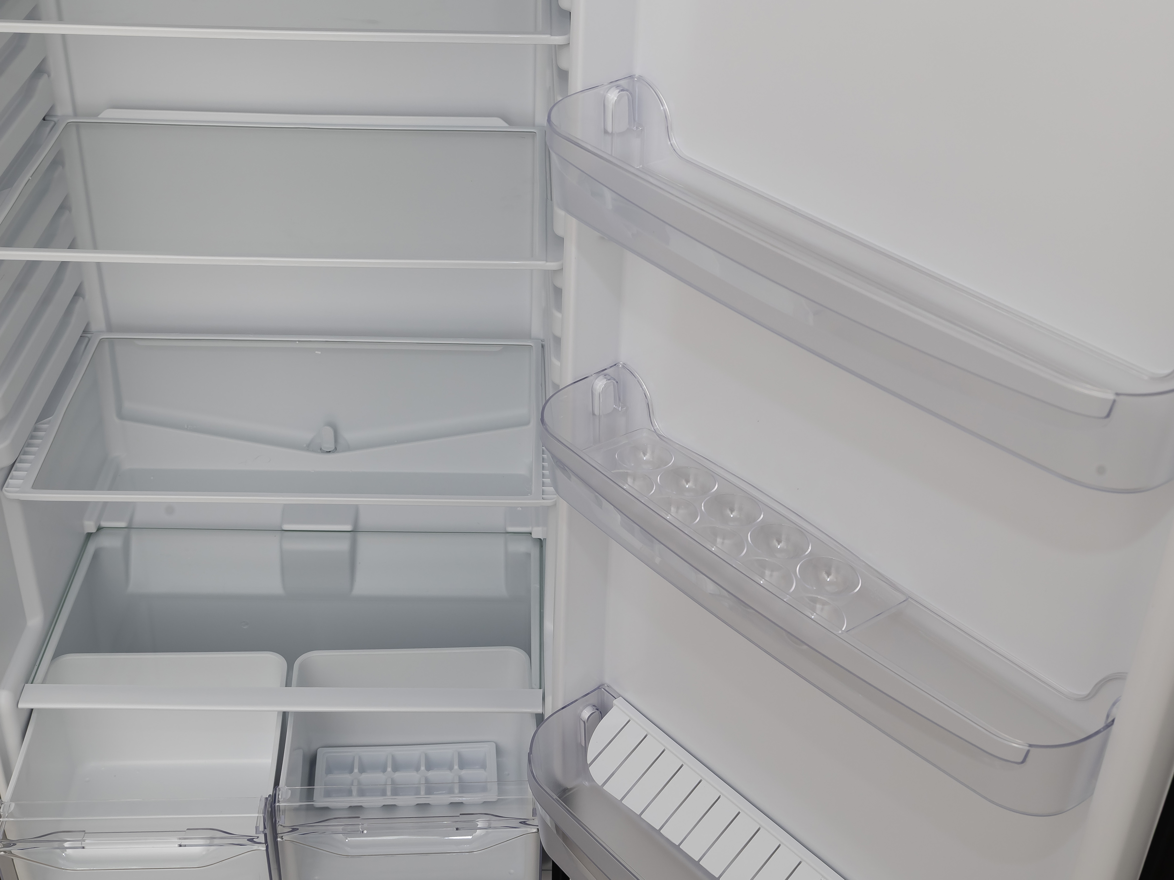 Холодильник с верхней морозильной камерой Indesit TIA 16 NG