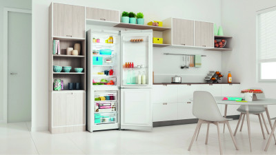 Холодильник с нижней морозильной камерой Indesit ITR 4180 W