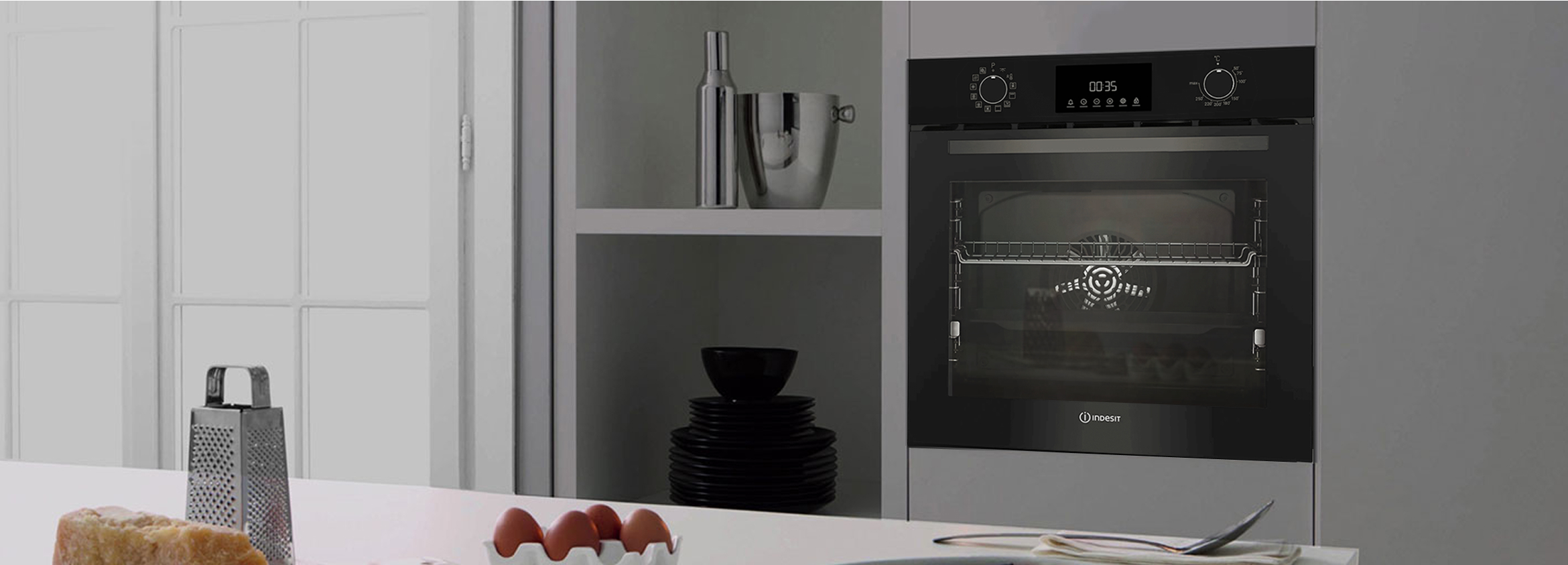 Духовой шкаф Indesit IBFTE 3841 J BL в кухонном интерьере